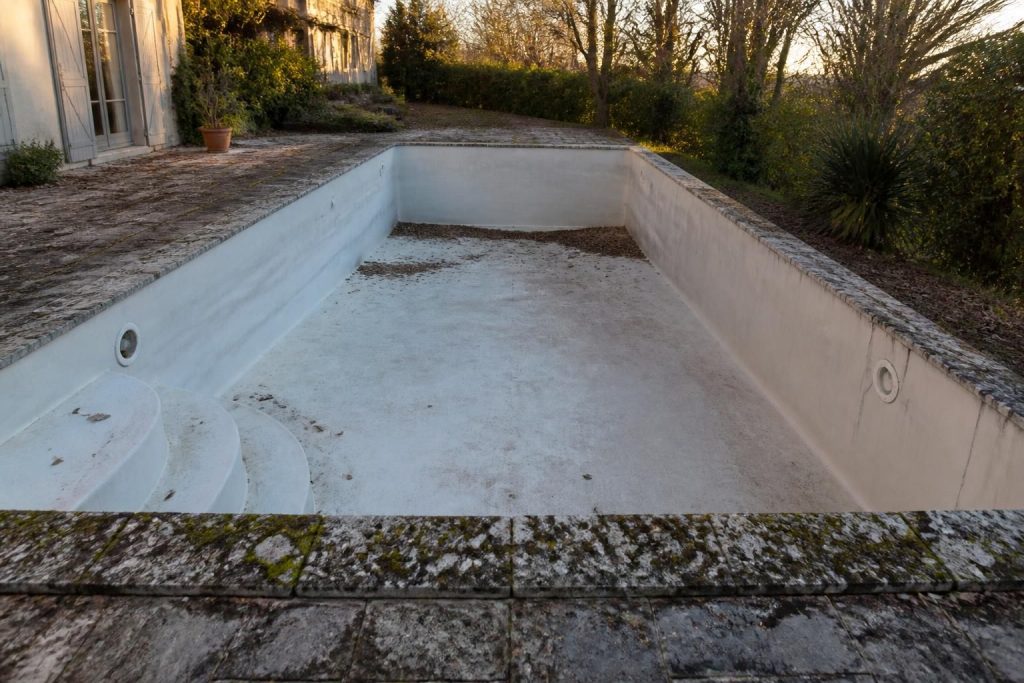 découvrez combien de temps une piscine peut rester vide sans risquer de dégradations, et apprenez les bonnes pratiques pour préserver son intégrité.