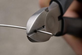 découvrez comment utiliser une pince coupante pour couper vos fils proprement et sans les abîmer grâce à nos conseils pratiques et techniques.