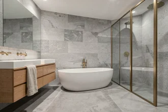 Salle de bain rénovée de 9 m² avec baignoire îlot, double vasque en chêne et douche à l'italienne en laiton brossé