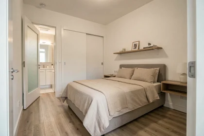 Suite parentale compacte dans une maison 4 chambres avec lit double, dressing intégré et accès salle de bain
